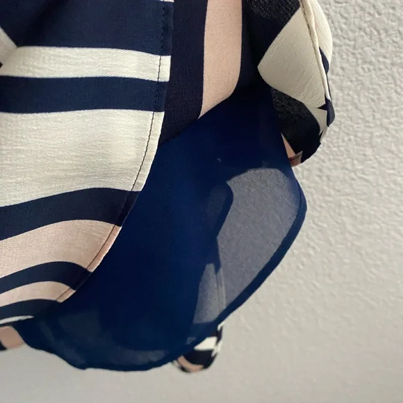 Express downtown cami v-neck top L - Picture 9 of 10